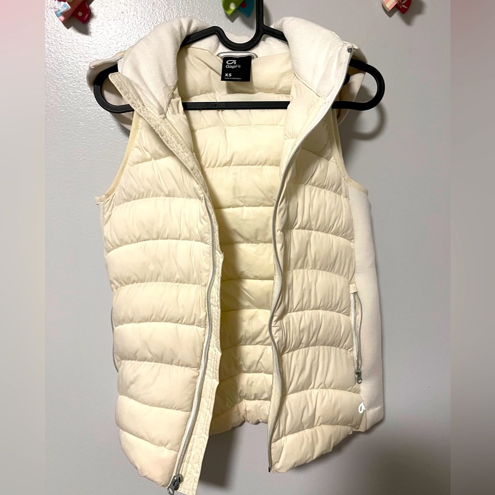 Woman XS Gap fit removable hooded vest in white